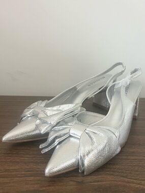 NWOT Berness Cynthia Bow Sandals Metallic Silver Pointed Slingback Pumps 8.5